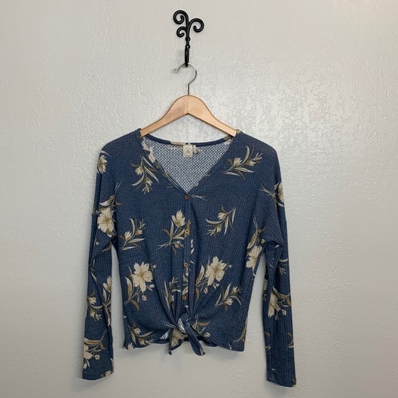 3/$25 Paper Crane Front Tie Shirt, Size Small - Picture 1 of 13